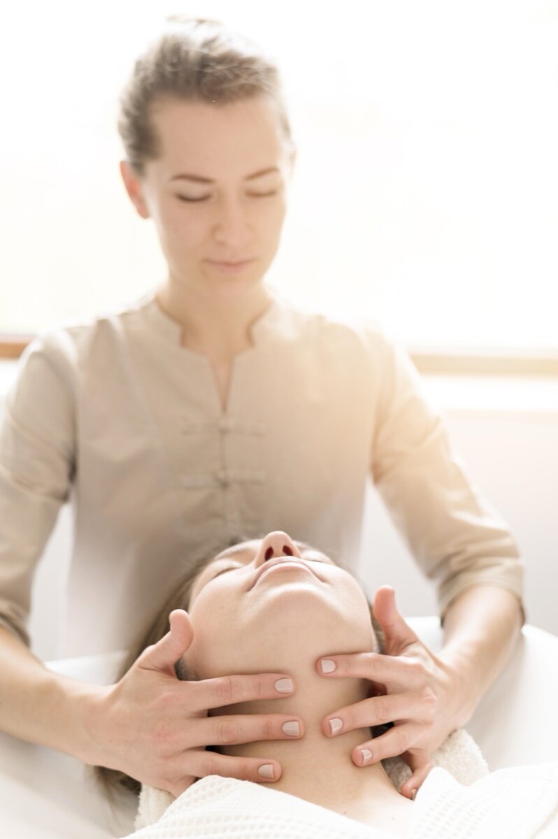 Therapist Massage at Laguna Global spa in Dubai